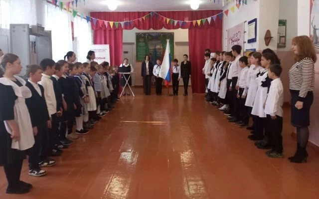 📚 Традиционная линейка в МБОУ "СОШ х. Ново-Исправненского!"🇷🇺