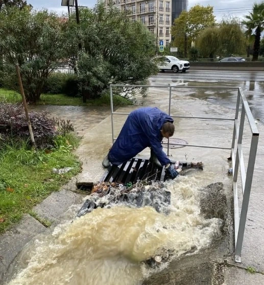 🌧 Как и обещали синоптики, ночь в Сочи выдалась дождливой — «Водостоку» пришлось пораб...