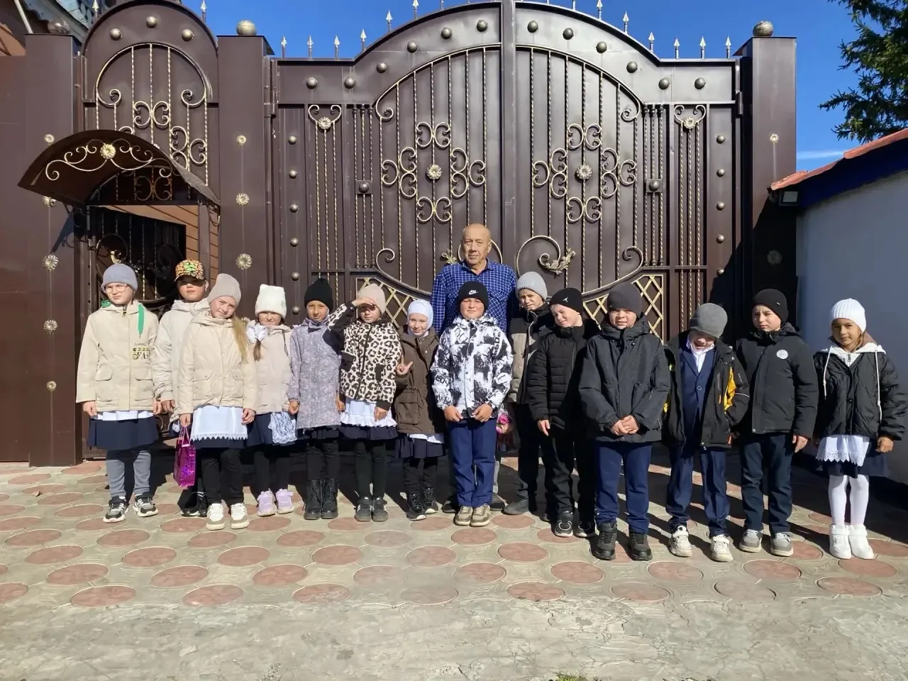 Сегодня, 5 октября, 3 класс отправился с особой миссией! В День учителя ребята решили п...