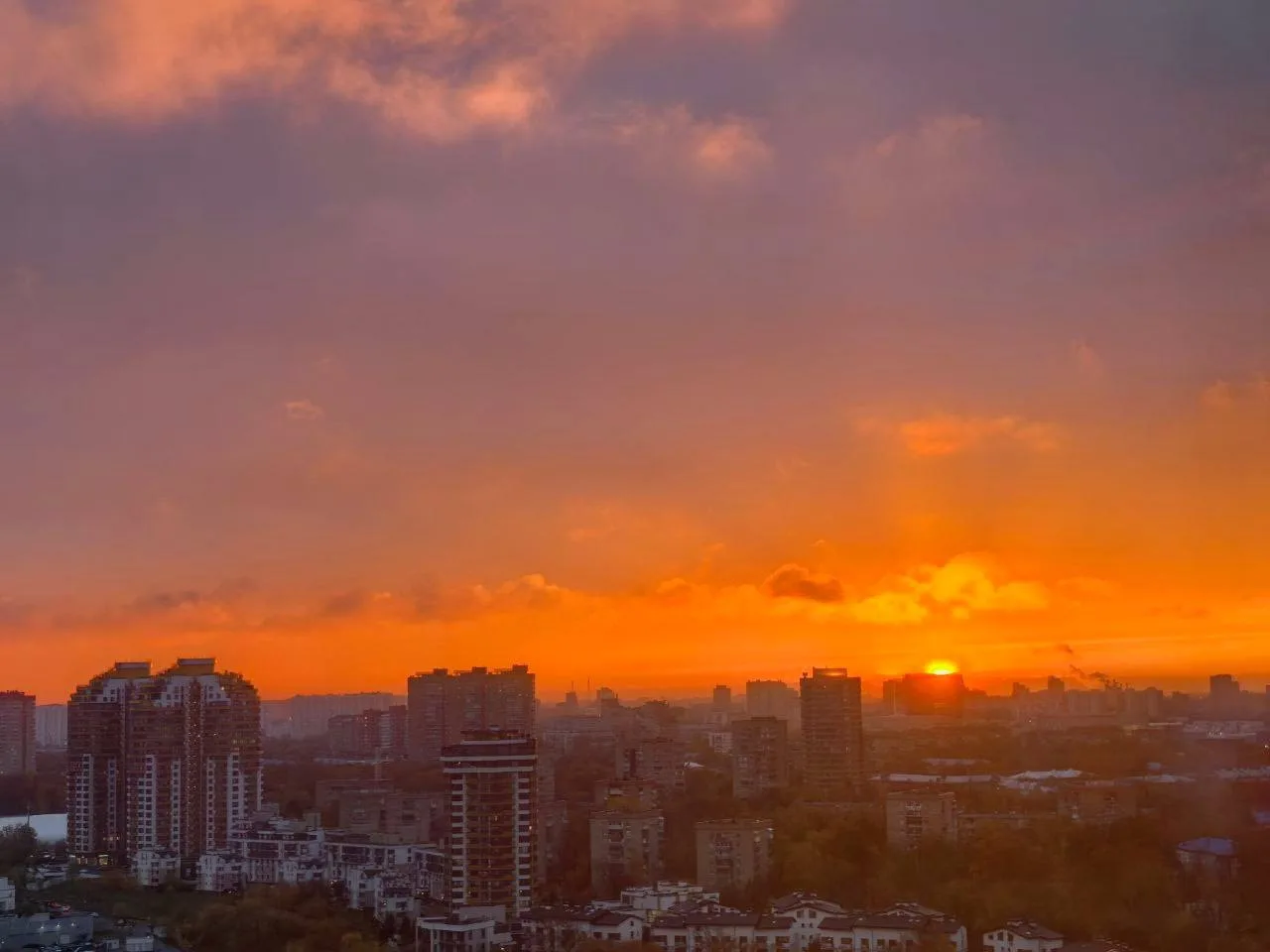 😍 Огненный закат появился над Москвой.