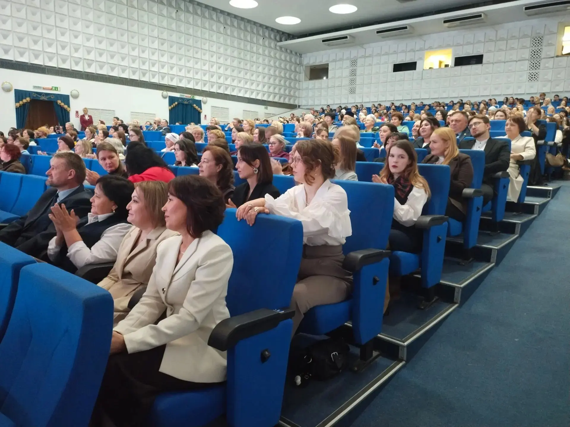 Праздничное мероприятие ко Дню учителя прошло сегодня в Доме народного творчества. Педа...