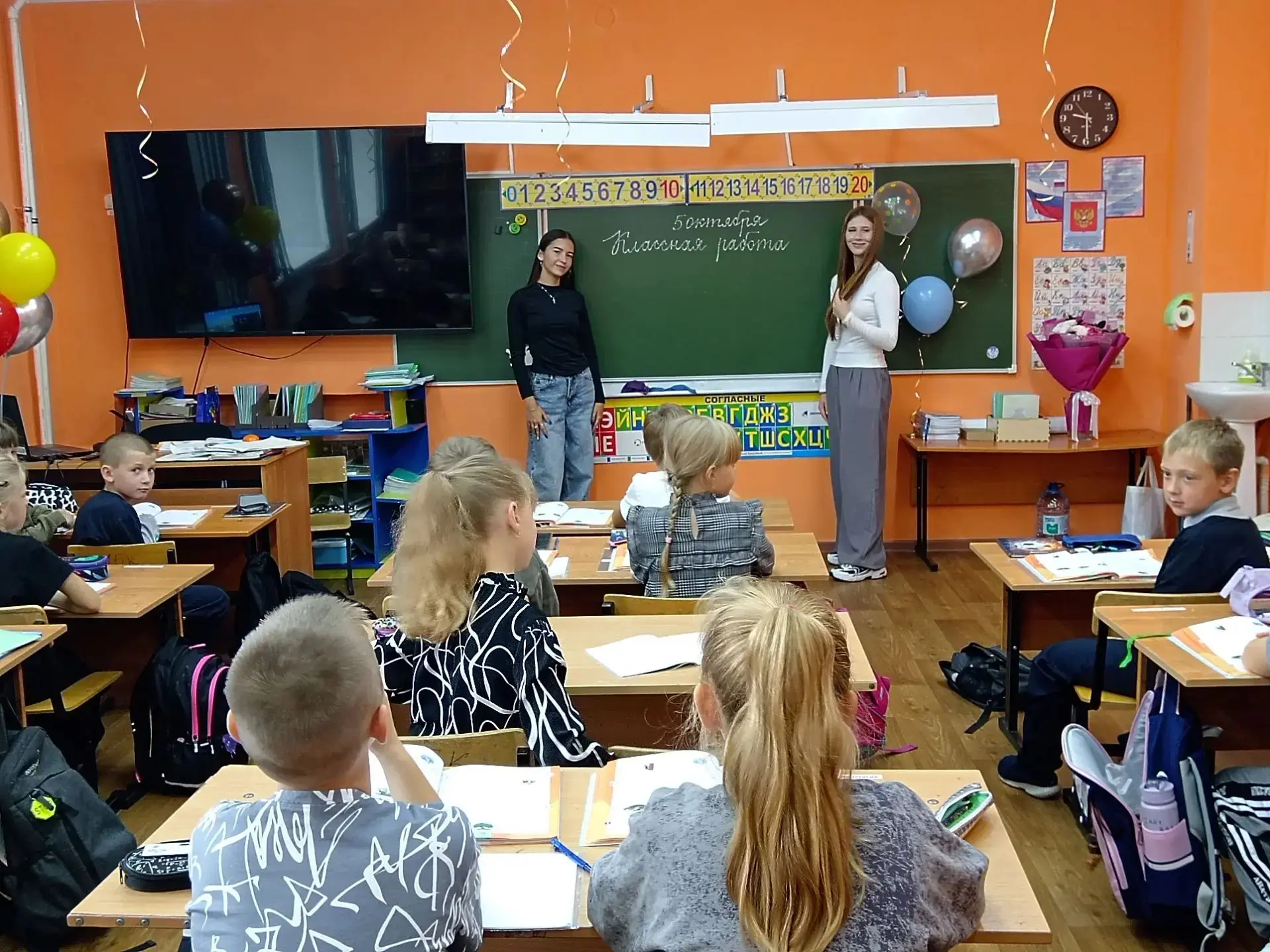 🎉 День учителя в Курьинской школе: день самоуправления и «Утренняя почта» 🎉