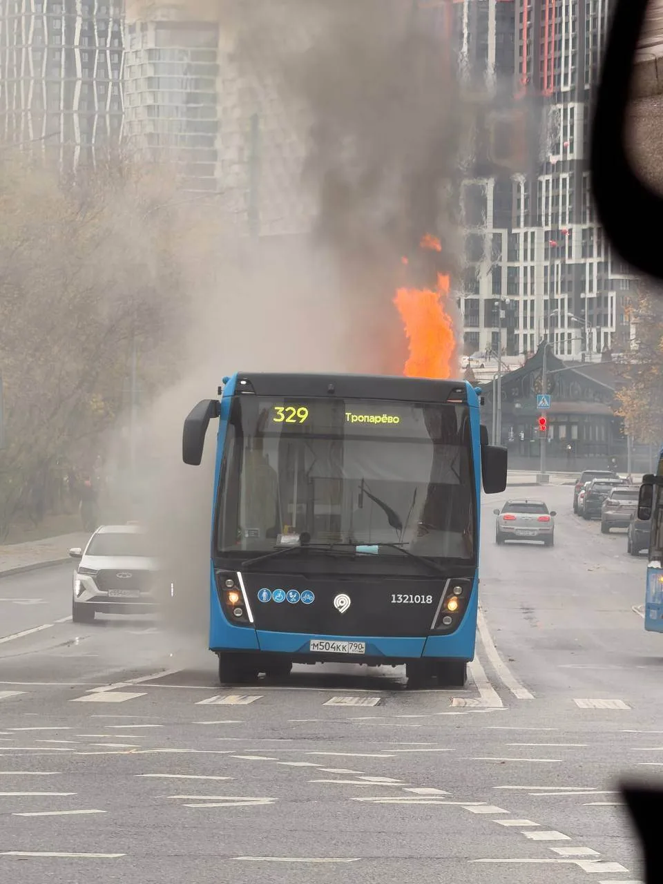 Автобус № 329 загорелся на Веерной улице в районе Очаково-Матвеевское. Предварительно, ...