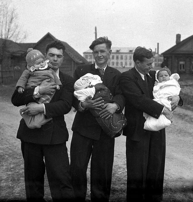 Послевоенное поколение на руках отцов, Обухово, Московская область, 1946 год
