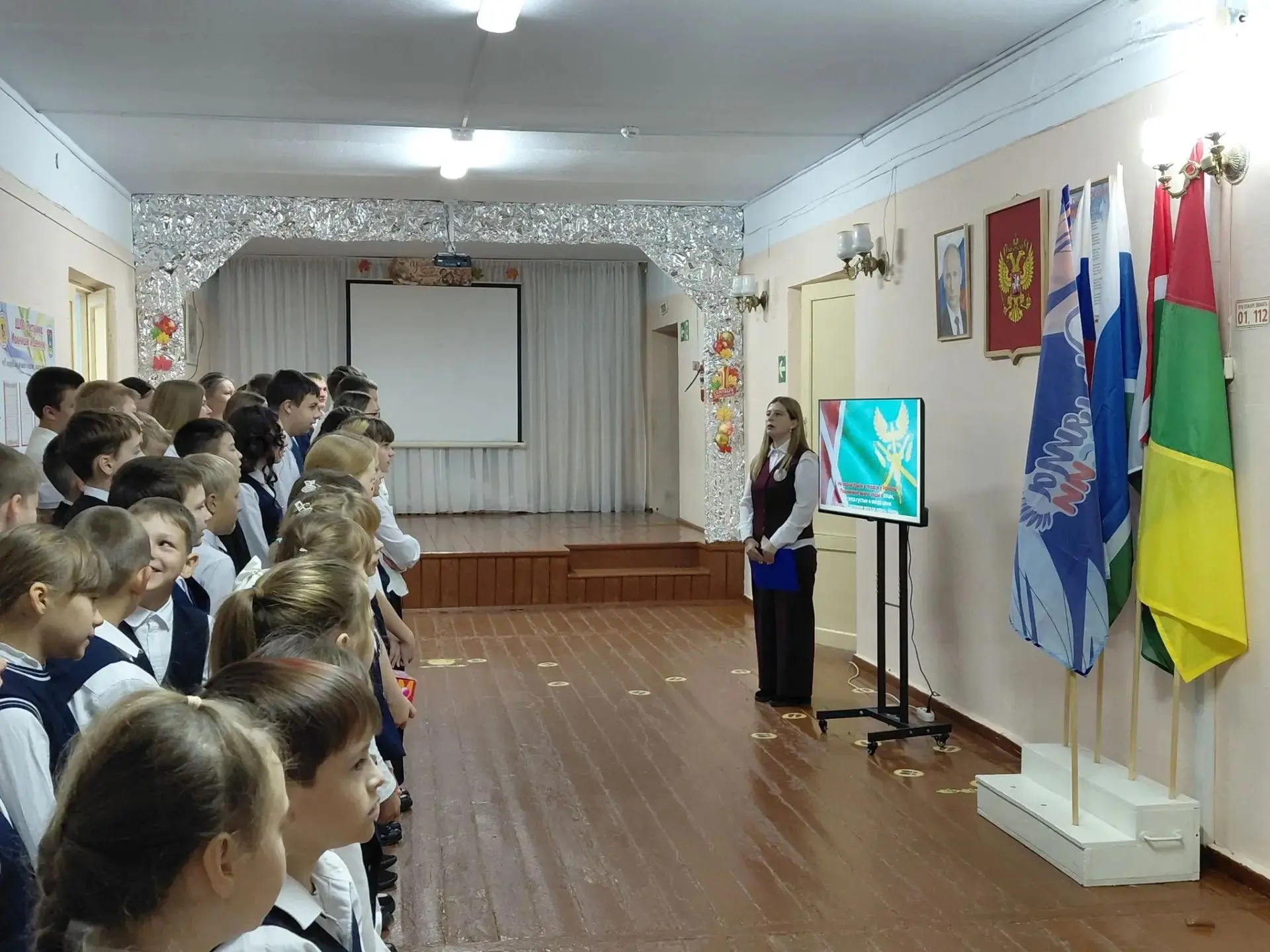 🎗 Традиционная еженедельная линейка: начинаем неделю достойно! 🇷🇺Утро понедельника в...