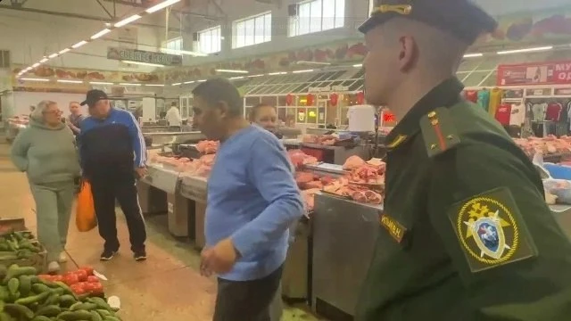 На Центральном рынке Кирова 12 октября прошёл рейд сотрудников военного следственного о...