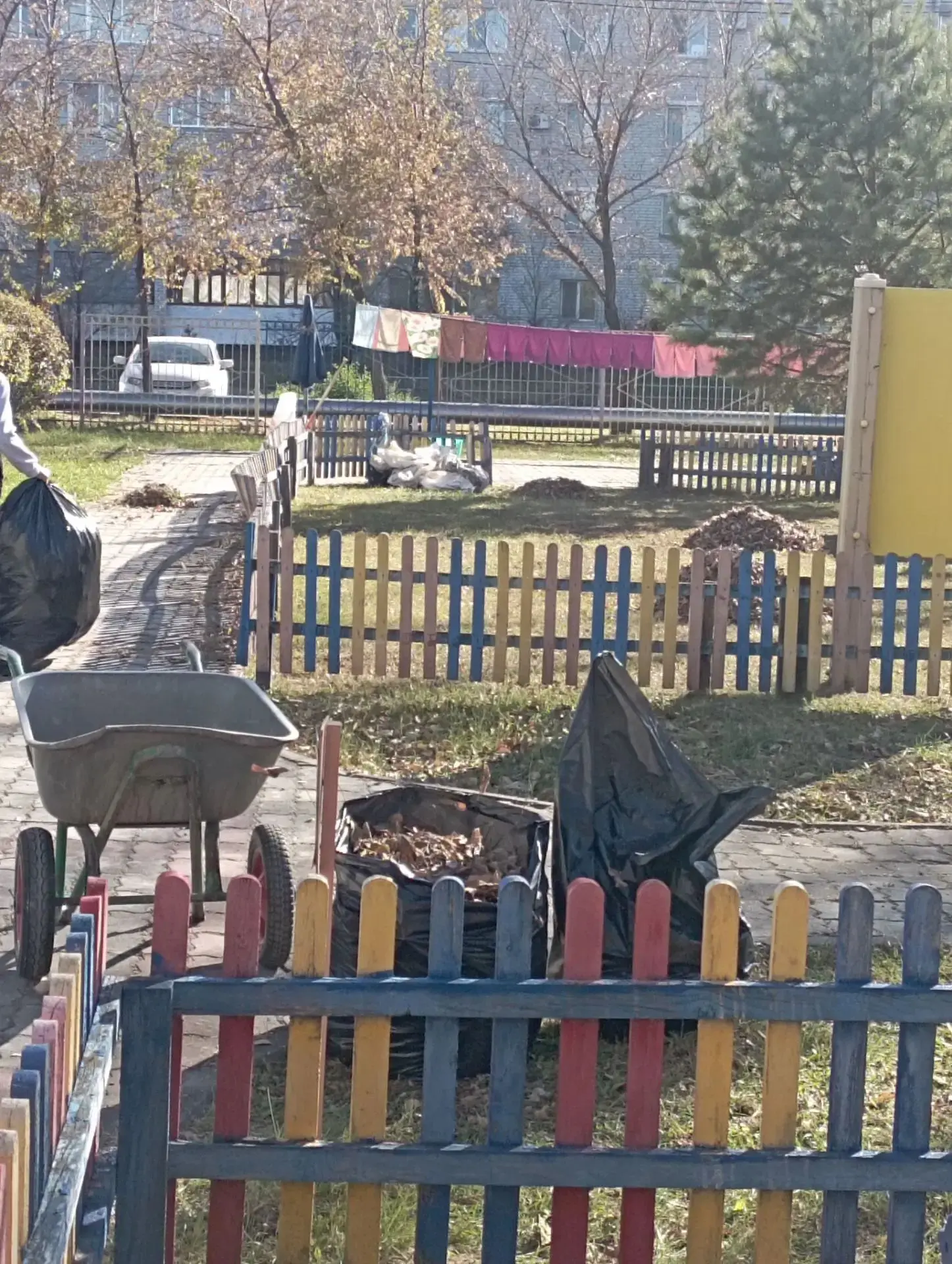 В нашем детском саду сегодня начался субботник, сотрудники и  родители убирают территор...