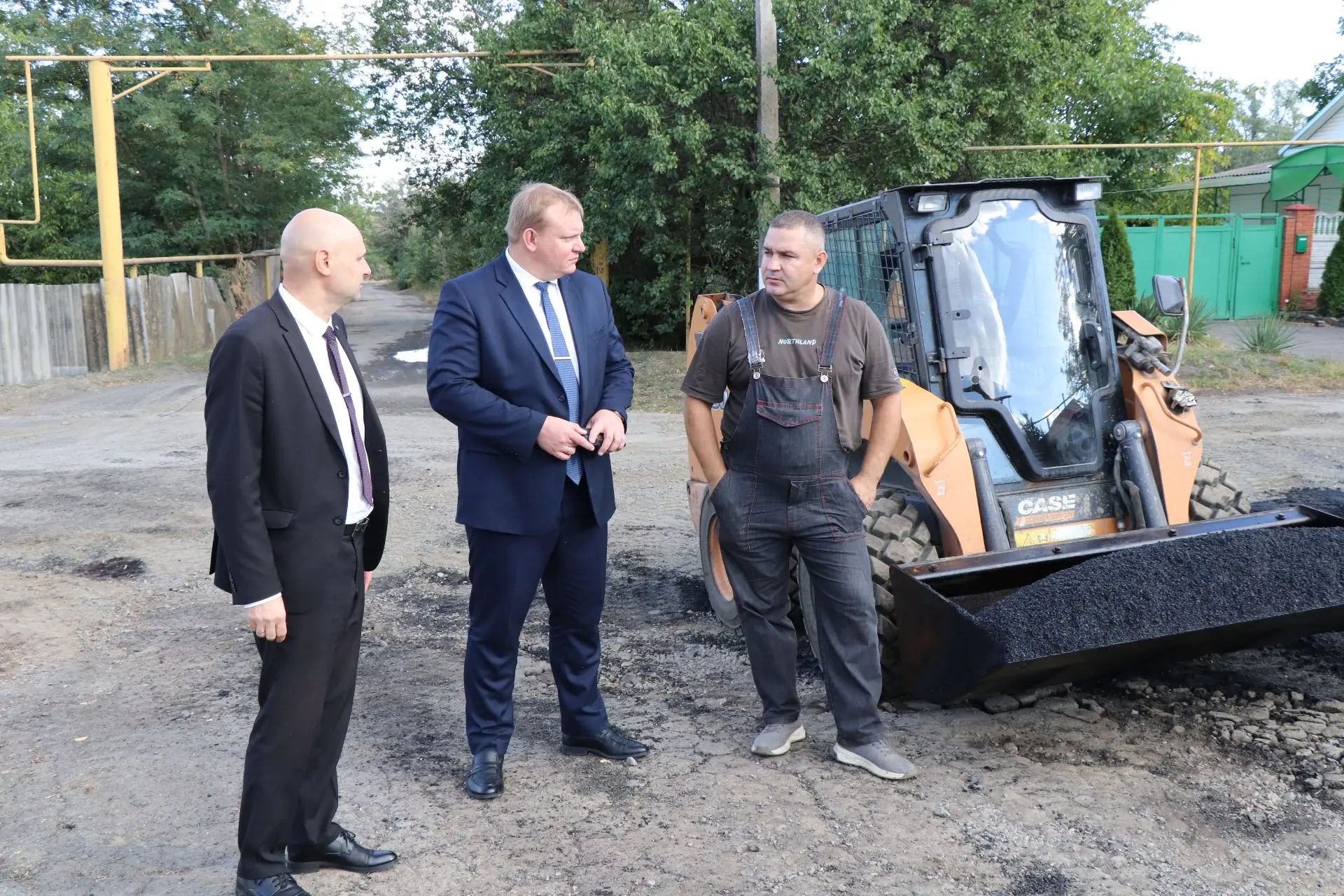 На территории Русской школы завершены работы по укладке нового асфальтового покрытия.
