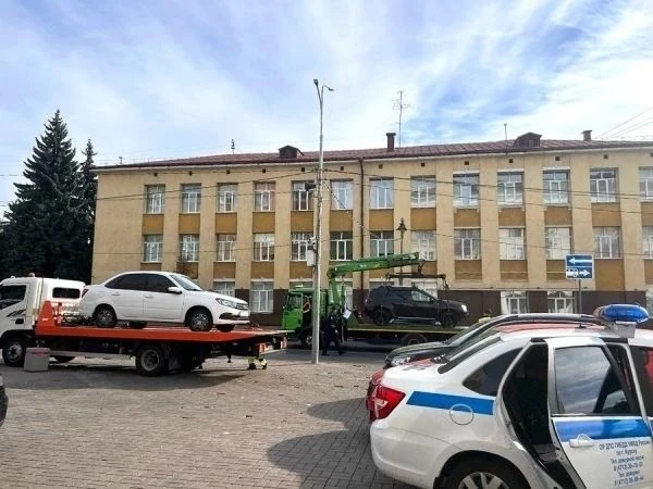 На улице Ленина в Курске снова эвакуируют машины