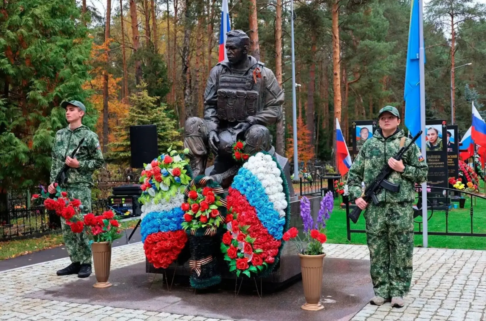 💐10 октября ВРИП главы округа Михаил Криворучко побывал на Аллеях Героев и возложил цв...