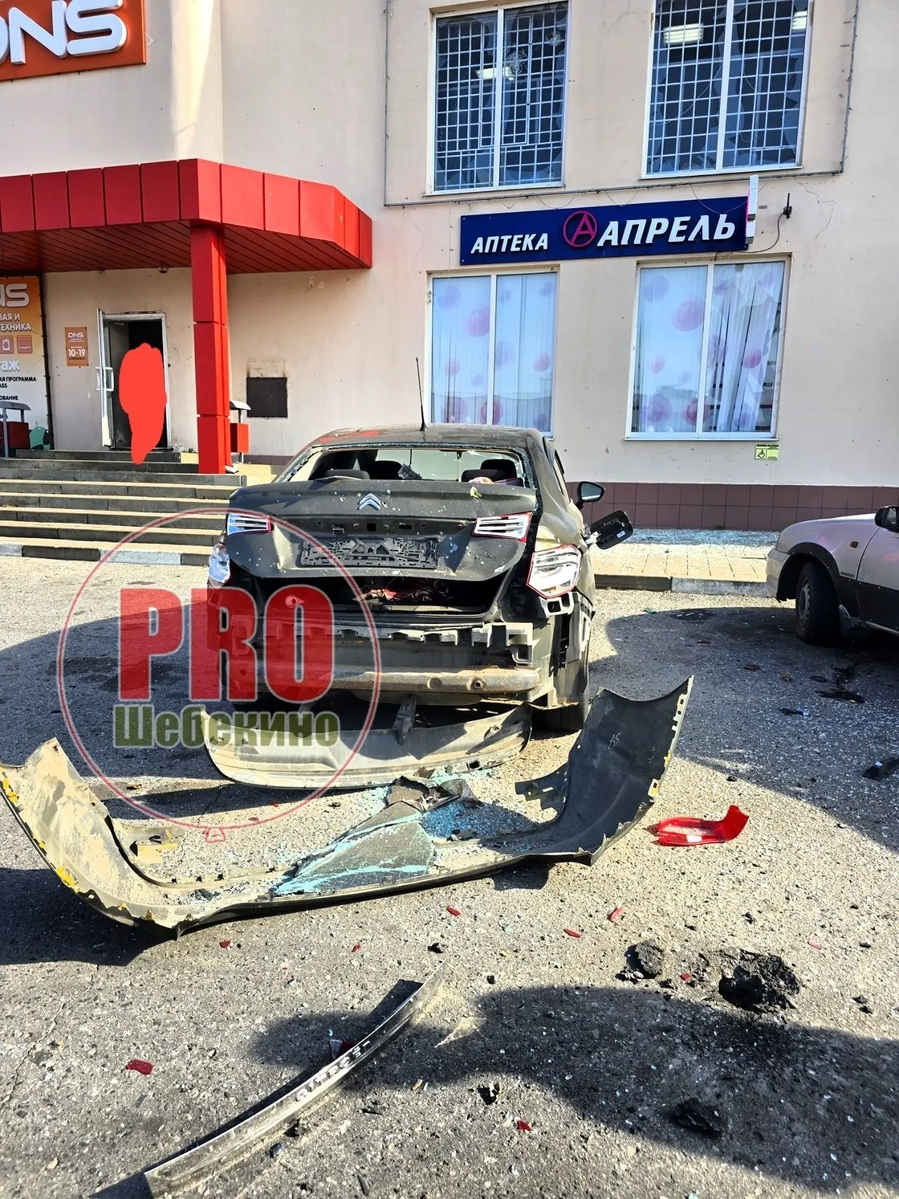 ‼️Шебекино, Дом Торговли – атака БПЛА на припаркованные автомобили.