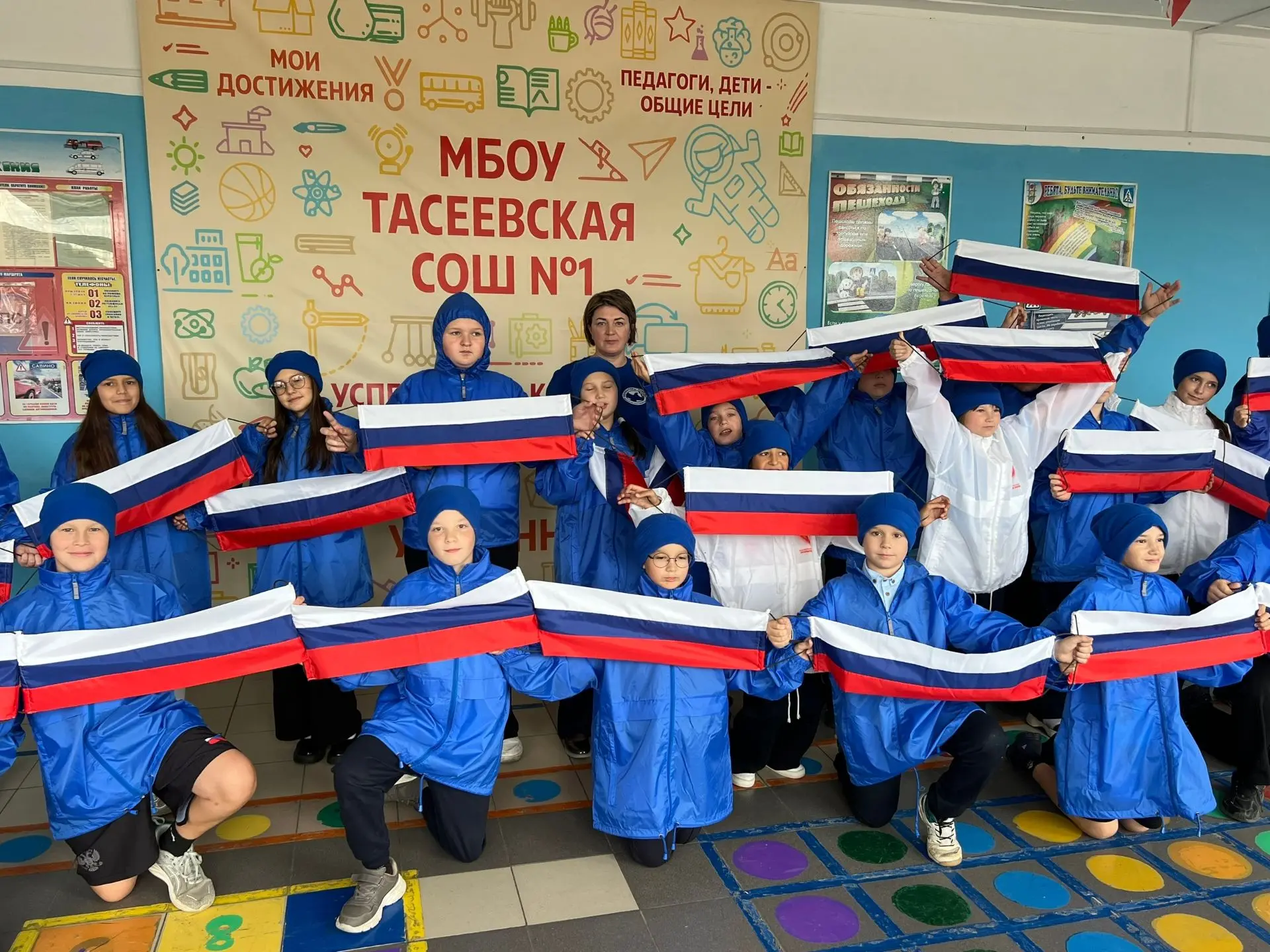 🇷🇺 «Живой символ единства: акция от 4 «Б» 🇷🇺