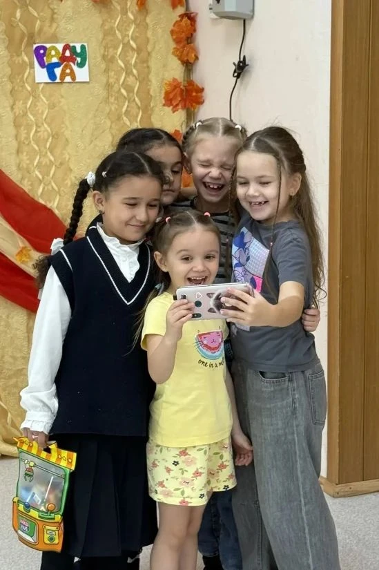 Сегодня к нам в гости заглянули выпускники нашего детского сада — уже спустя месяц учёб...