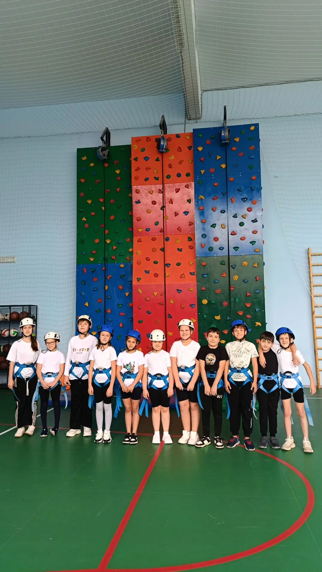 🧗‍♂️ В нашей школе действует спортивная секция «Скалолазание и альпинизм»!