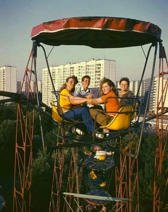 Студенты отдыхают на колесе обозрения. СССР, 1986 год