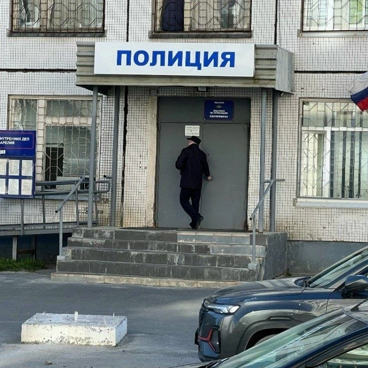 Мертвого мужчину нашли недалеко от отдела полиции в Петрозаводске.