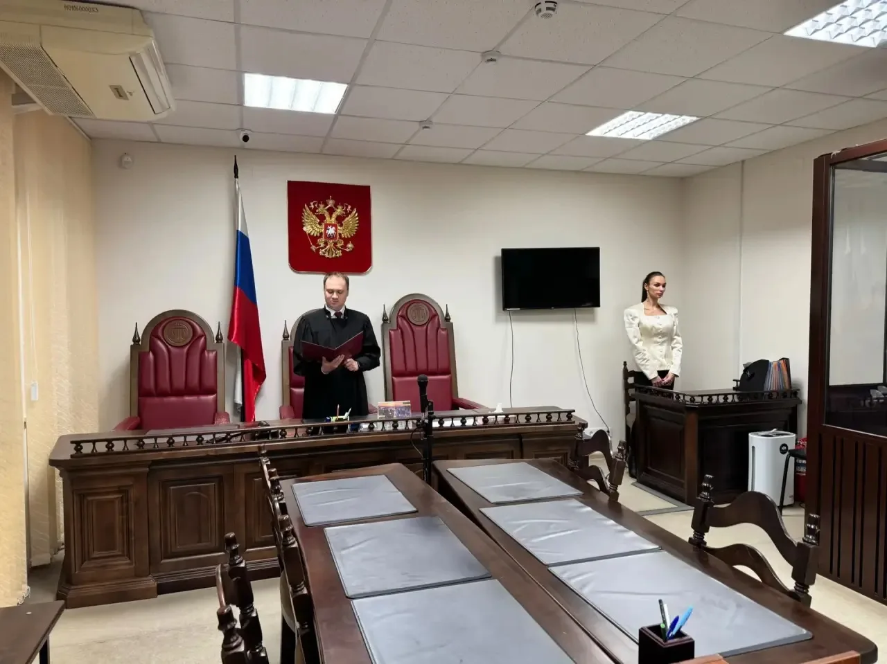 Суд частично удовлетворил иск о незаконным увольнении и взыскании заработной платы