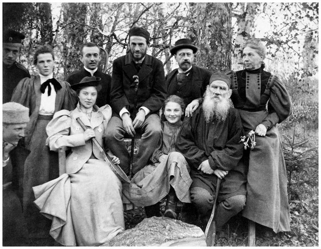 В начале 1925 года Сергей Есенин познакомился с внучкой Льва Толстого Софьей. Она была ...