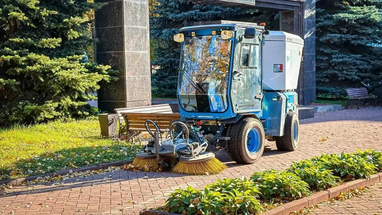 В Клину убрали опавшую листву