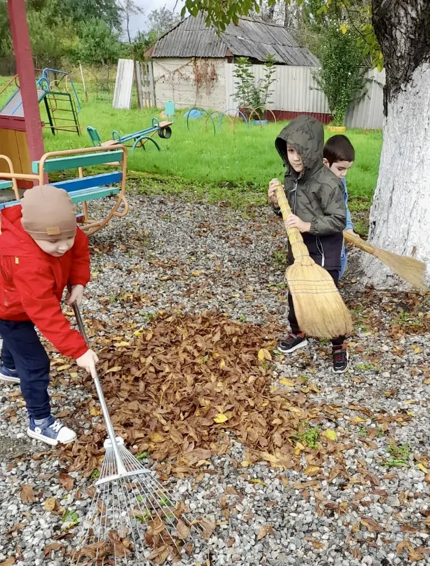🍂 В детском саду №4 прошёл увлекательный осенний труд! 🍁