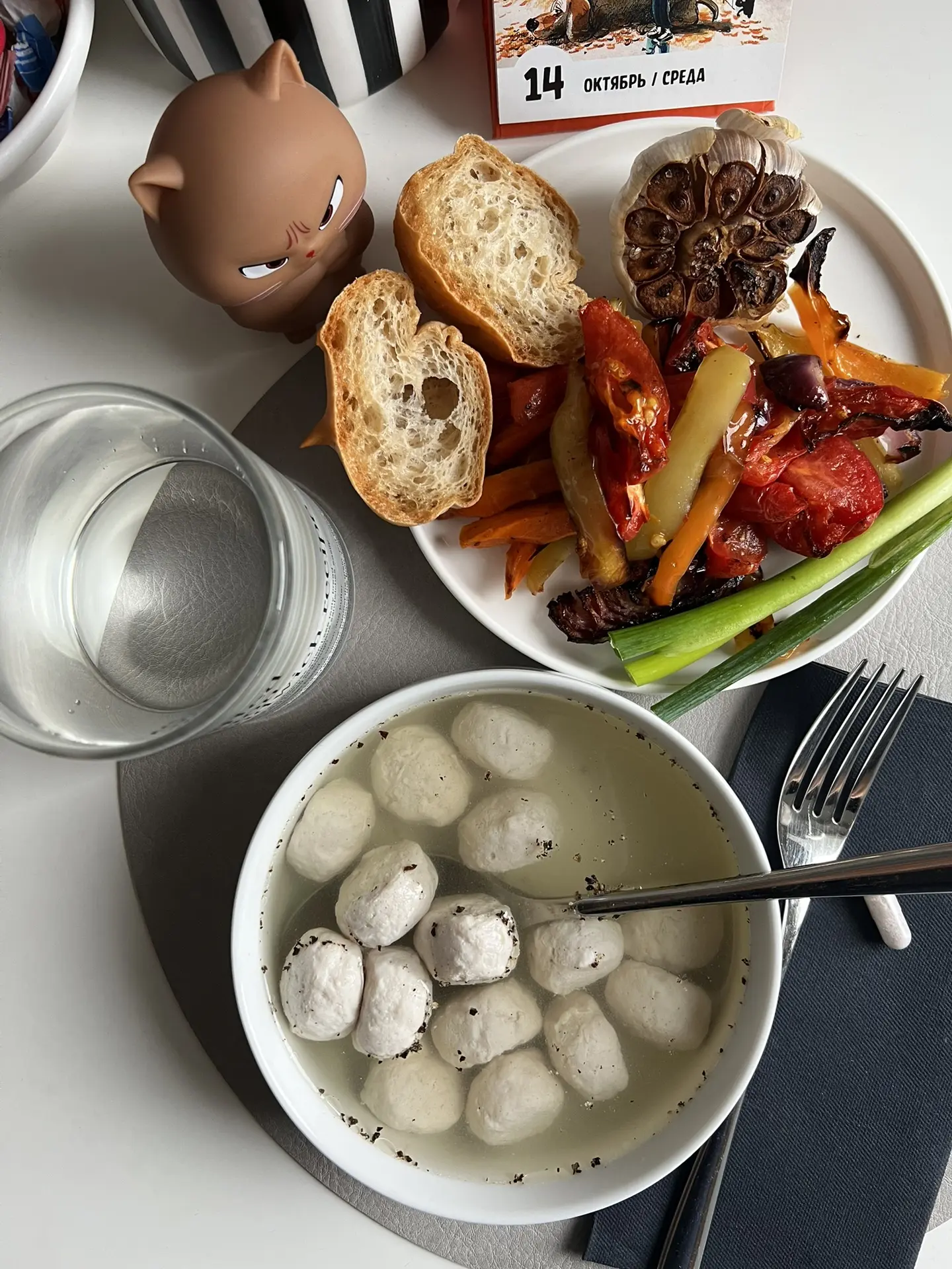 ОбЭд - куриные фрикадельки Вкус и Польза в бульоне, лук, овощи из АГ, изолятная булка.