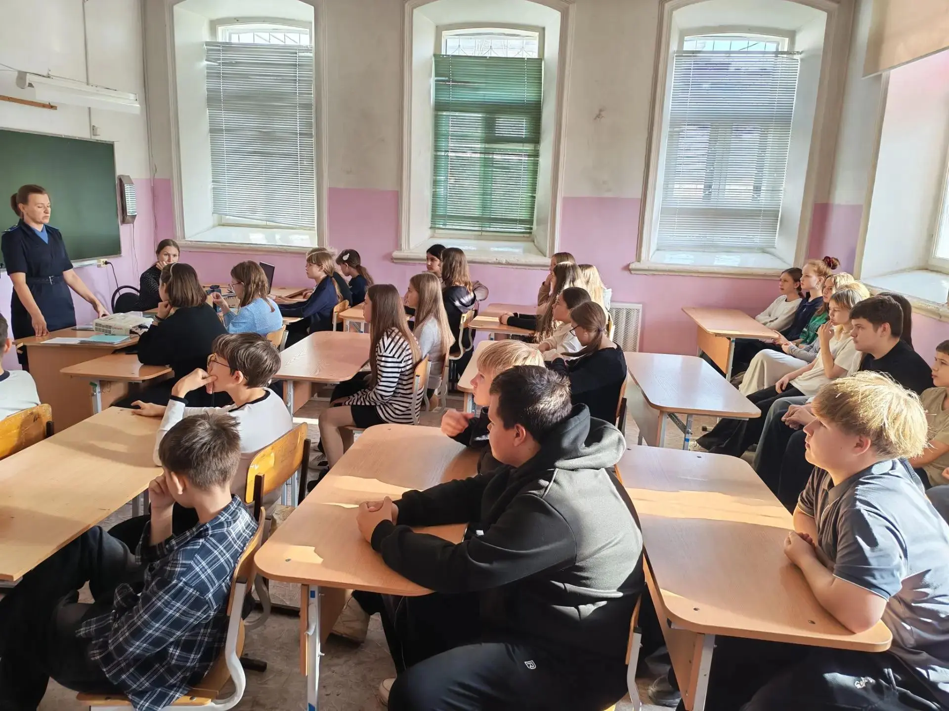 В современном мире дети и подростки ежедневно сталкиваются с различными видами мошеннич...