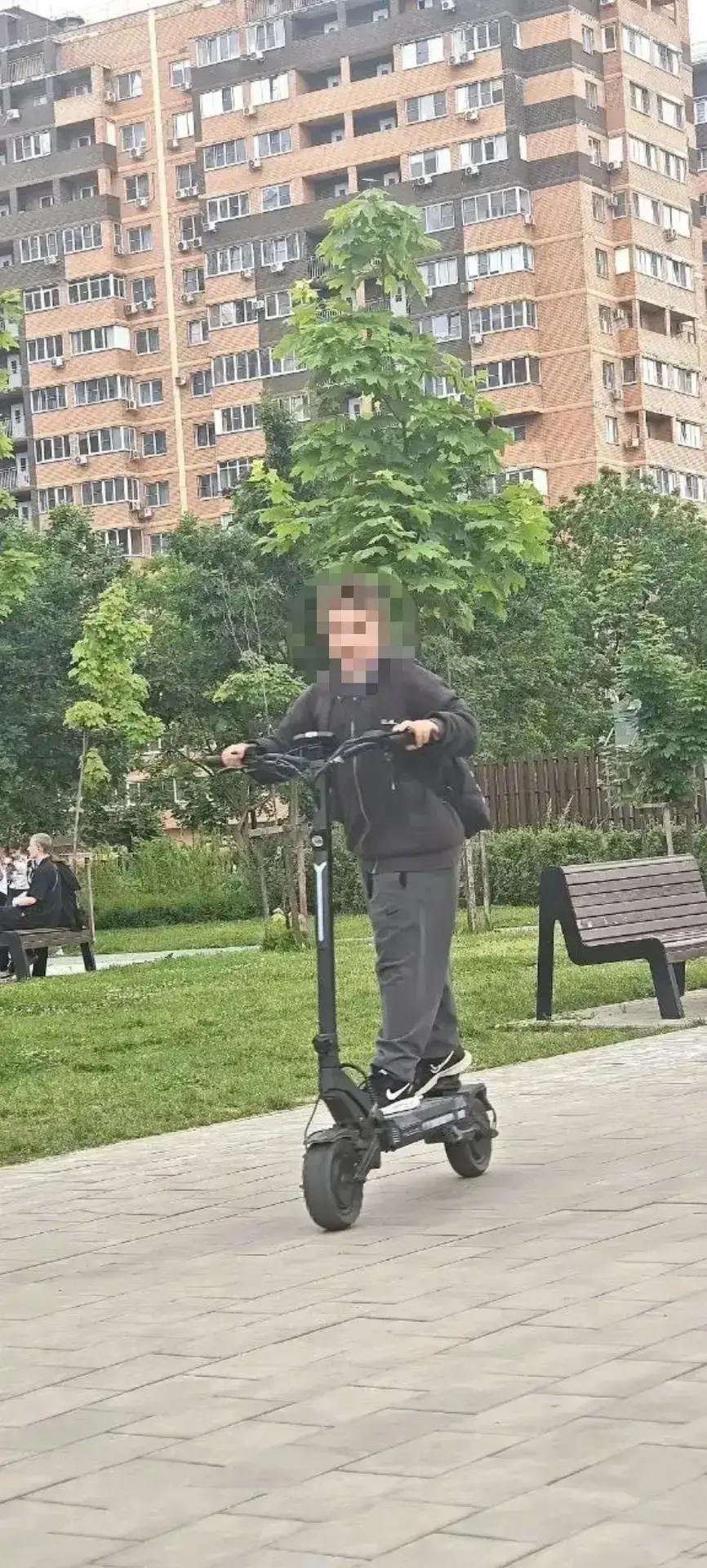🌀😡В Краснодаре подросток ударил женщину в лицо после замечания