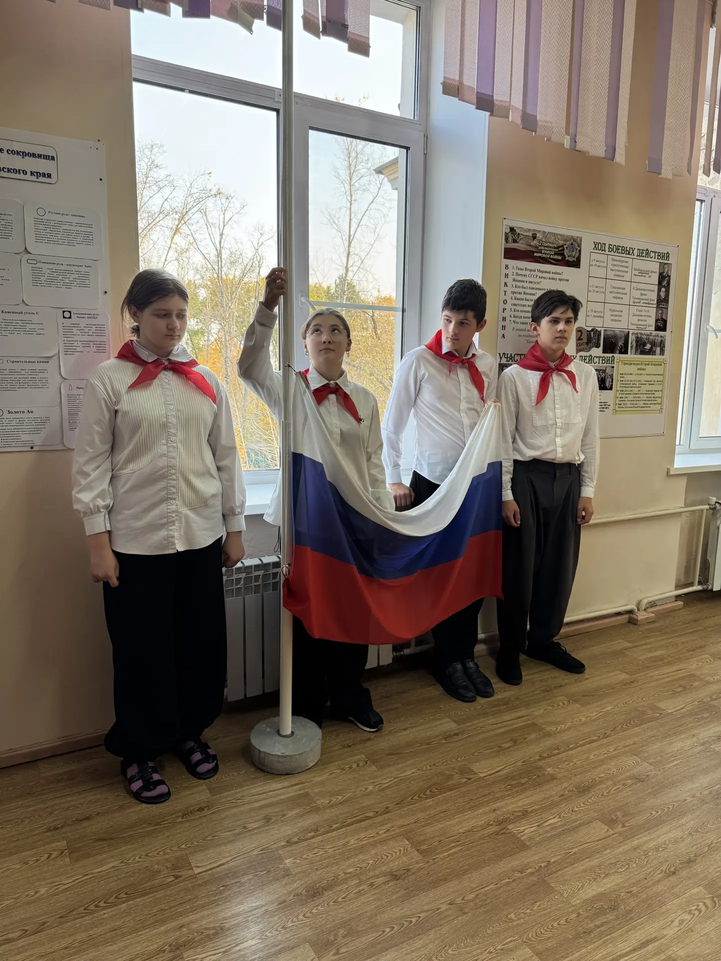 🇷🇺 Новая учебная неделя в ШИ 6 началась с торжественной церемонии поднятия флага и ис...