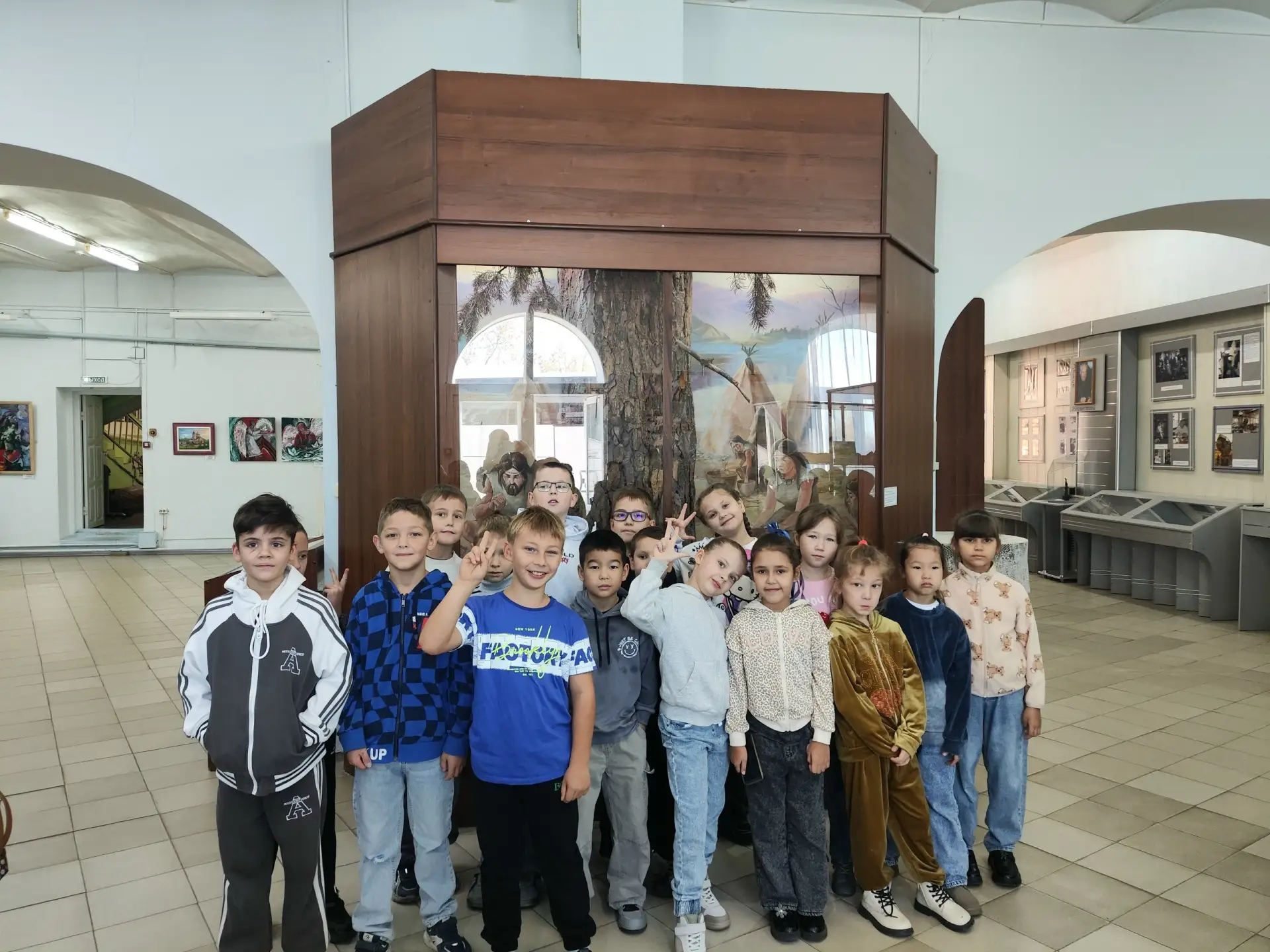 Сегодня гостями краеведческого музея стали две большие группы школьников.