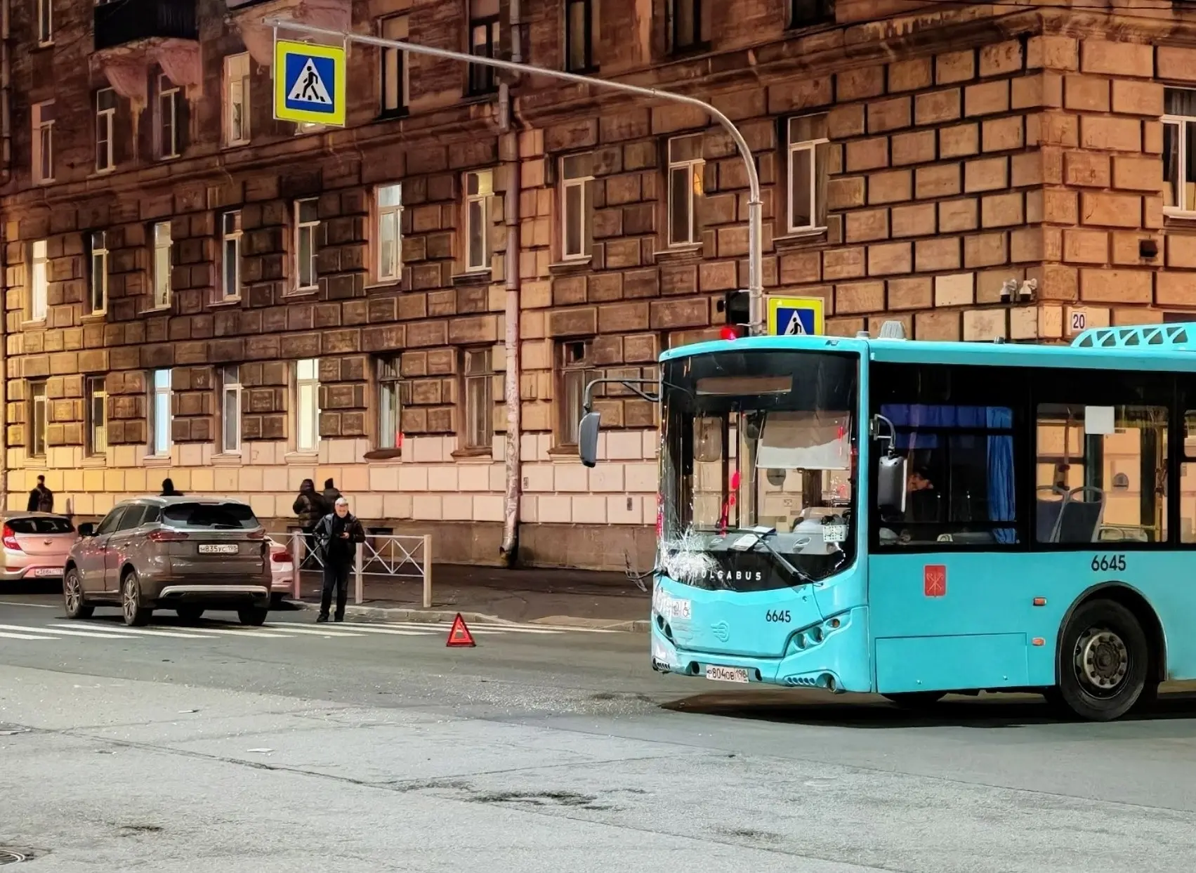 Столкновение лазурного автобуса Питеравто, следовавшего по маршруту # 66, и китайско-бе...