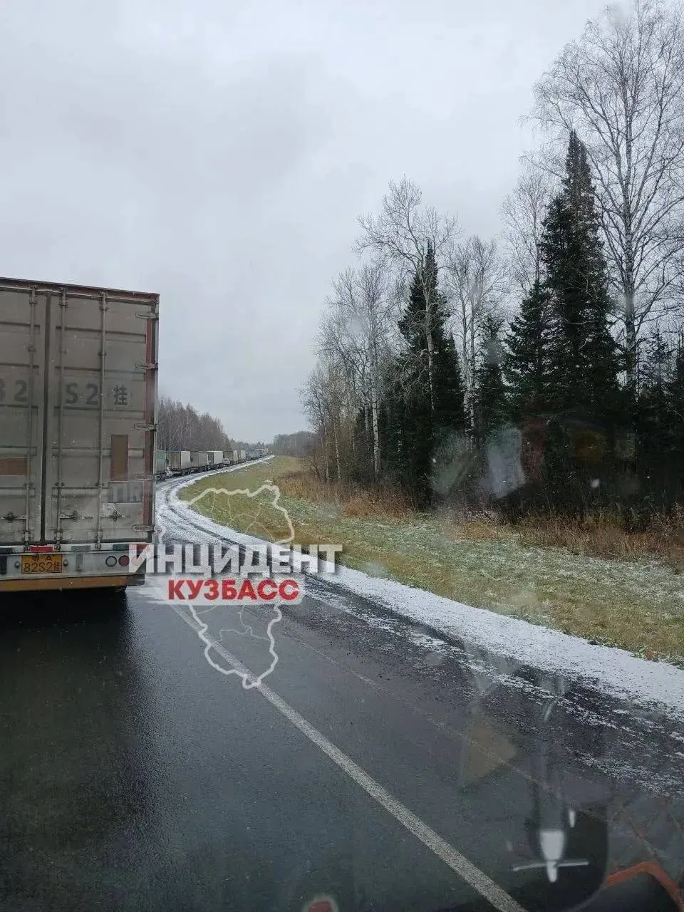 Из-за гололёда собралась пробка на трассе Кемерово - Мариинск.