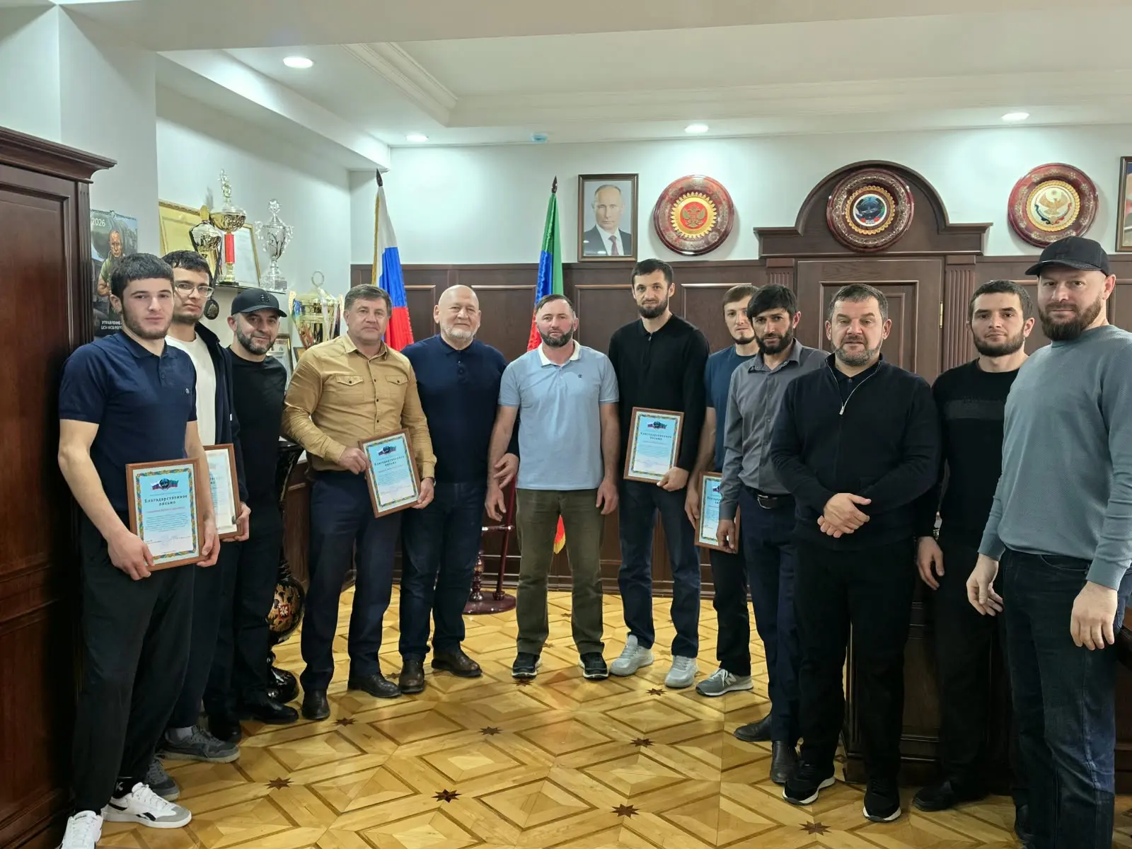 Глава Унцукульского района Иса Нурмагомедов вручил благодарственные письма победителям ...