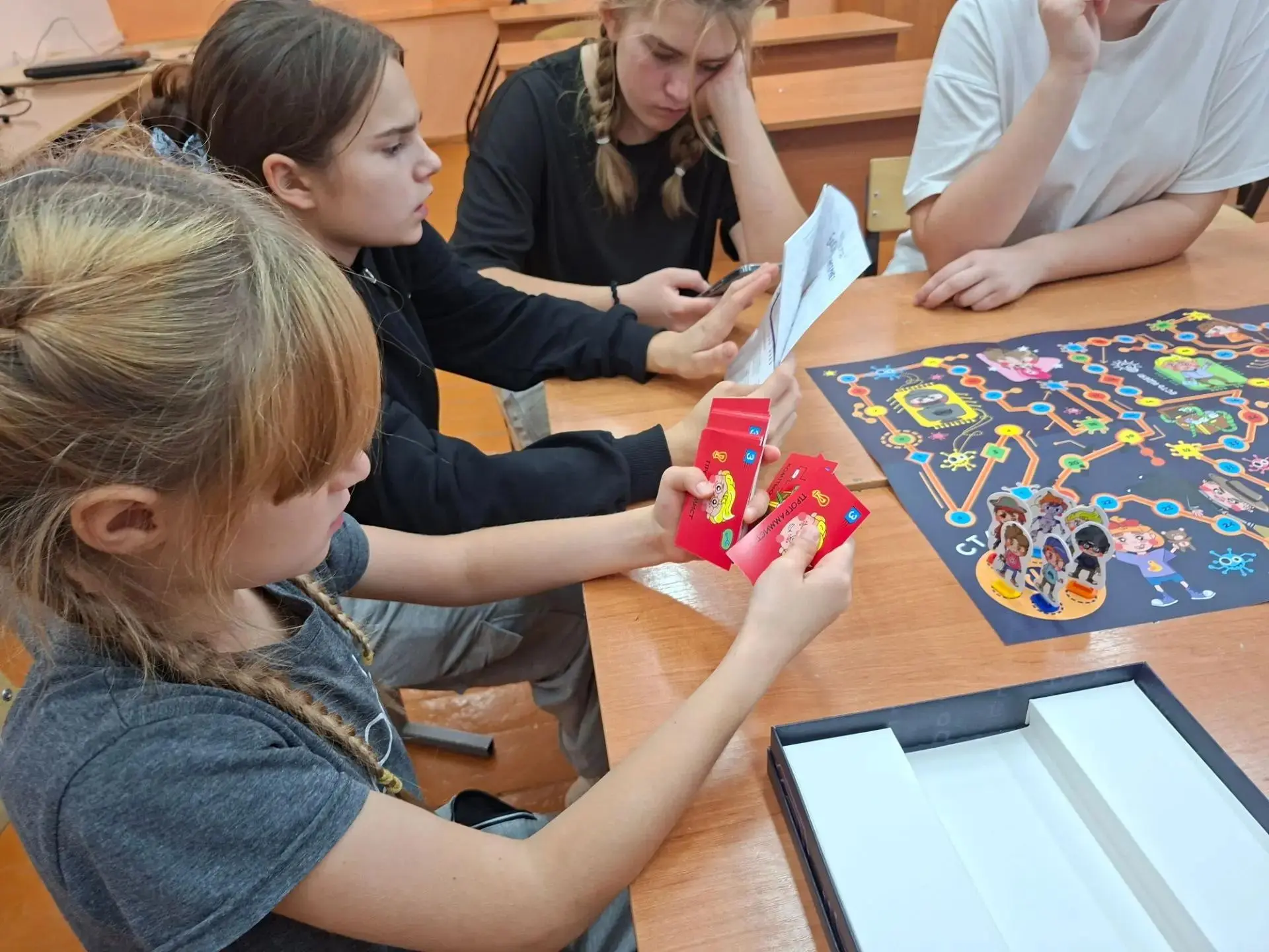 🎲🛡 Сегодня на кружке "МедиацентрКАДР.56" мы с ребятами сыграли в настольную игру-брод...