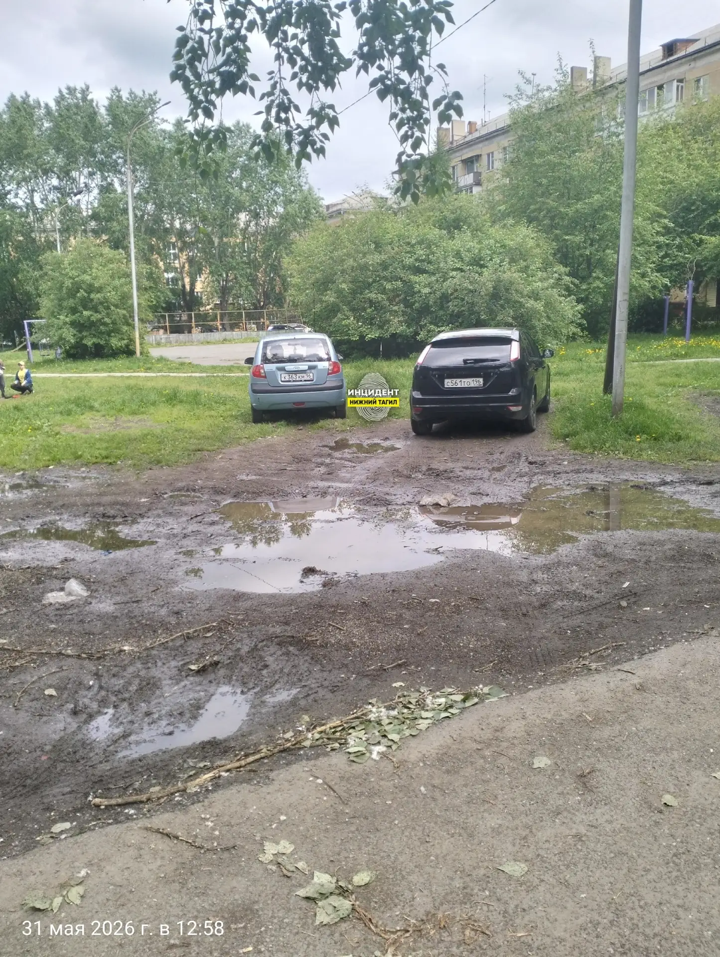 ⭕ «Двор превратили в парковку на газоне»: жители Орджоникидзе просят помощи