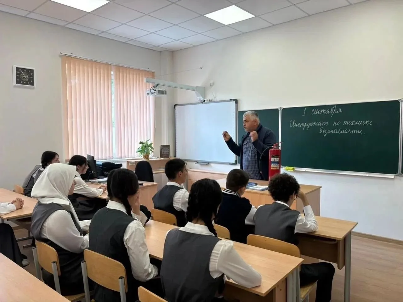 В Долаково ветеран органов внутренних дел встретился со школьниками, чтобы обсудить воп...