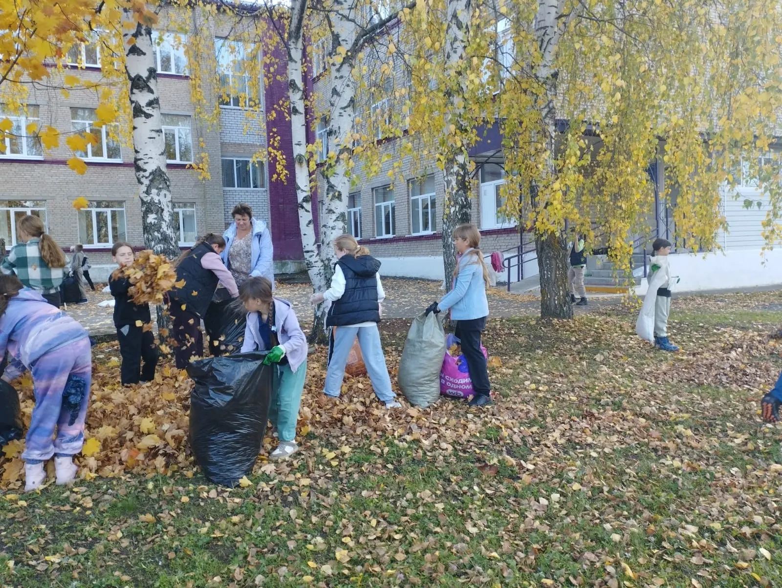 🍂🍁 Субботник по уборке территории школы