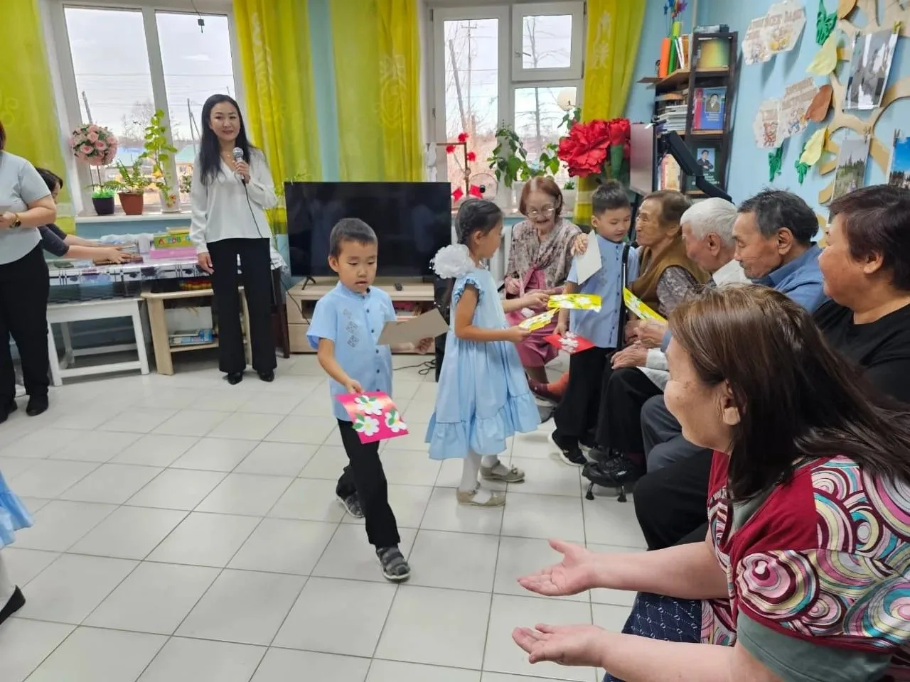 Улахан бөлөх оҕолоро кырдьаҕастар күннэригэр открытка оҥорон бэлэхтээтилэр. Кырдьаҕаста...