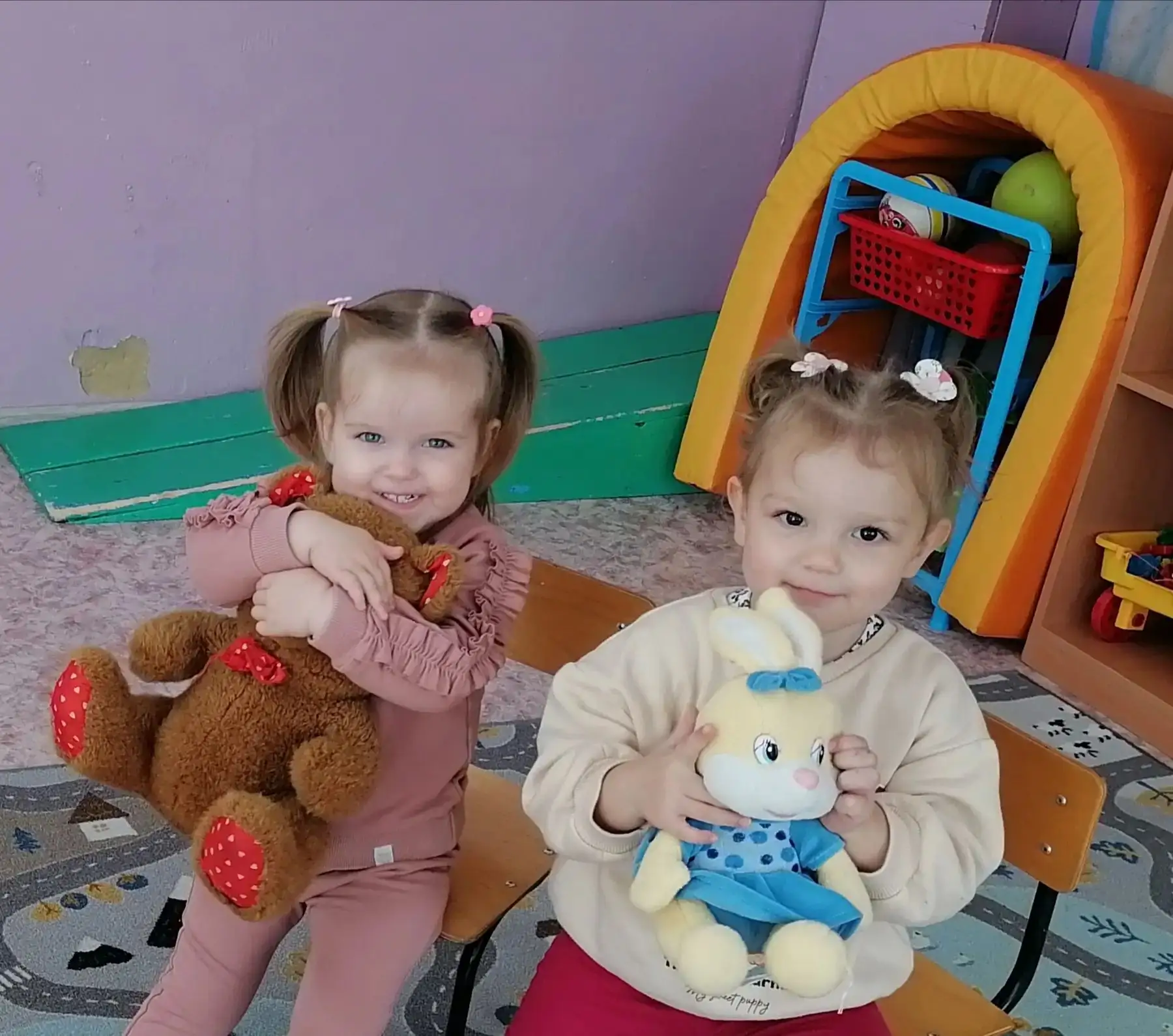 За окошком расцветает,