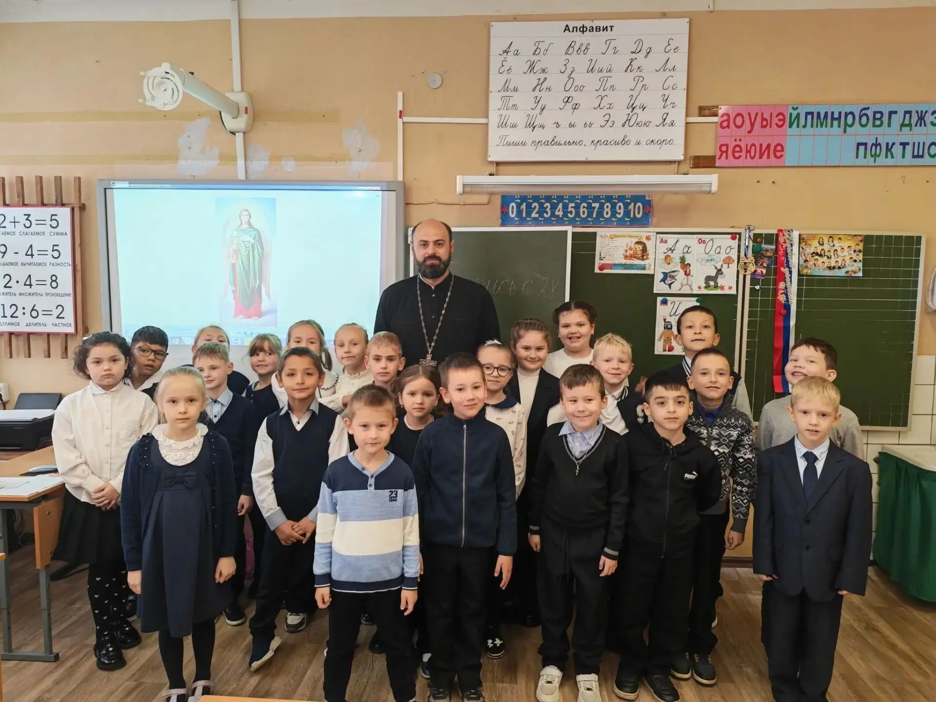 😊 В гости к первоклассникам нашей школы пришёл батюшка — отец Александр!