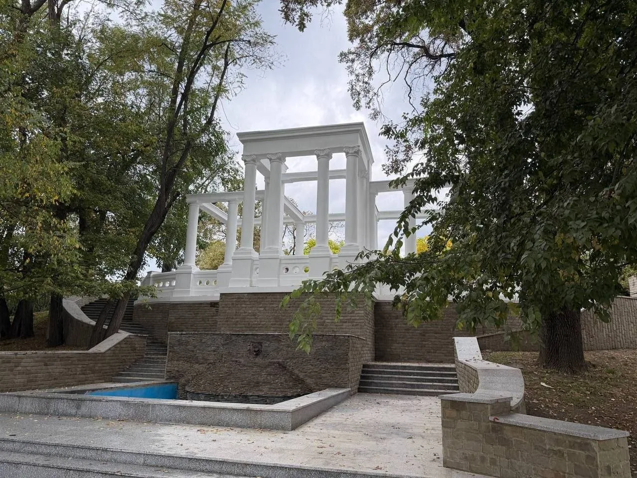 Историческую колоннаду обновили в Городском саду Краснодара
