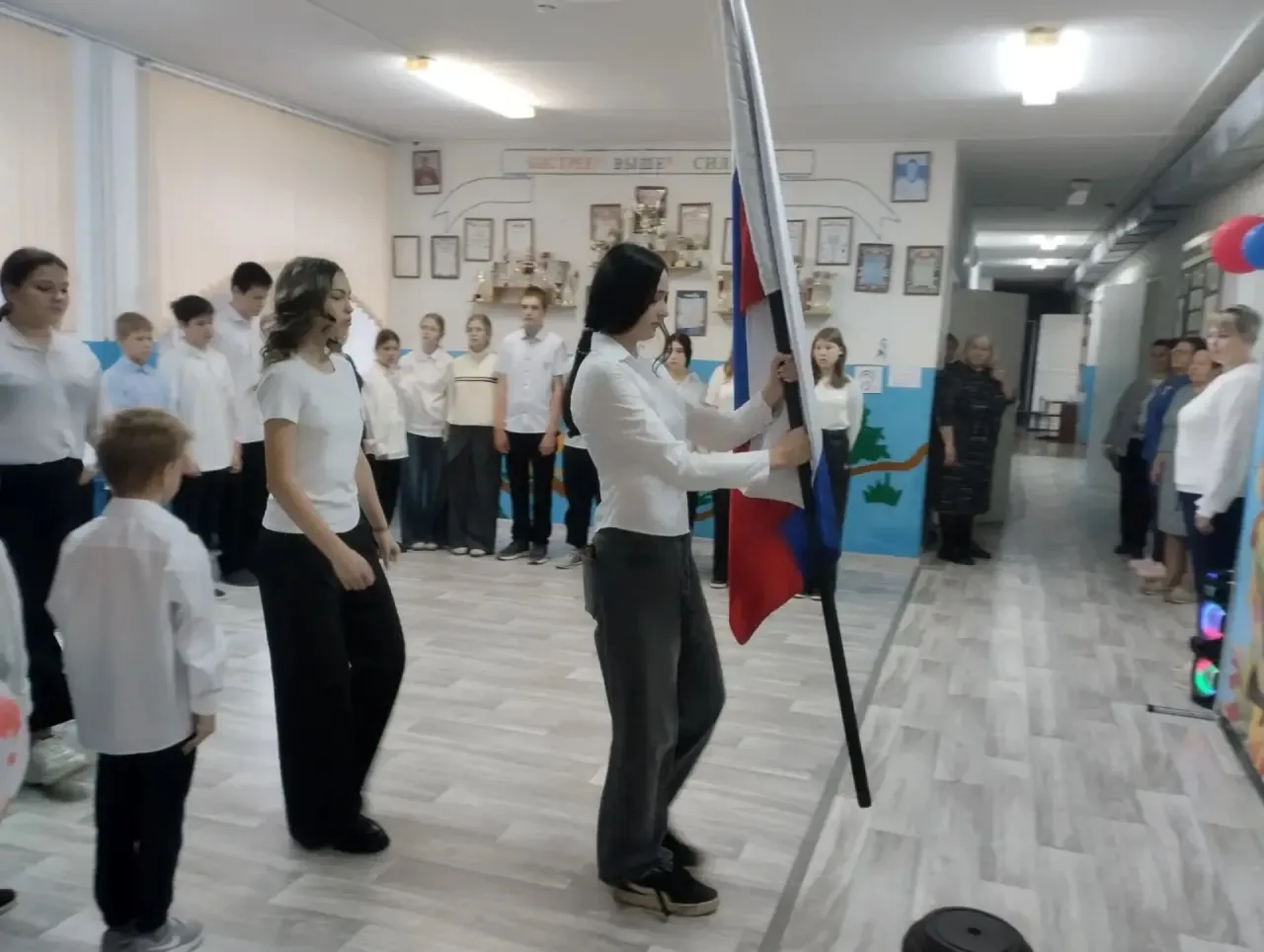 12 октября день начался с торжественного выноса Государственного флага Российской Федер...