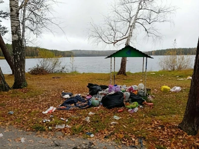 В Полевском на берегу Глубоченского пруда отдыхающие оставили после летнего сезона огро...