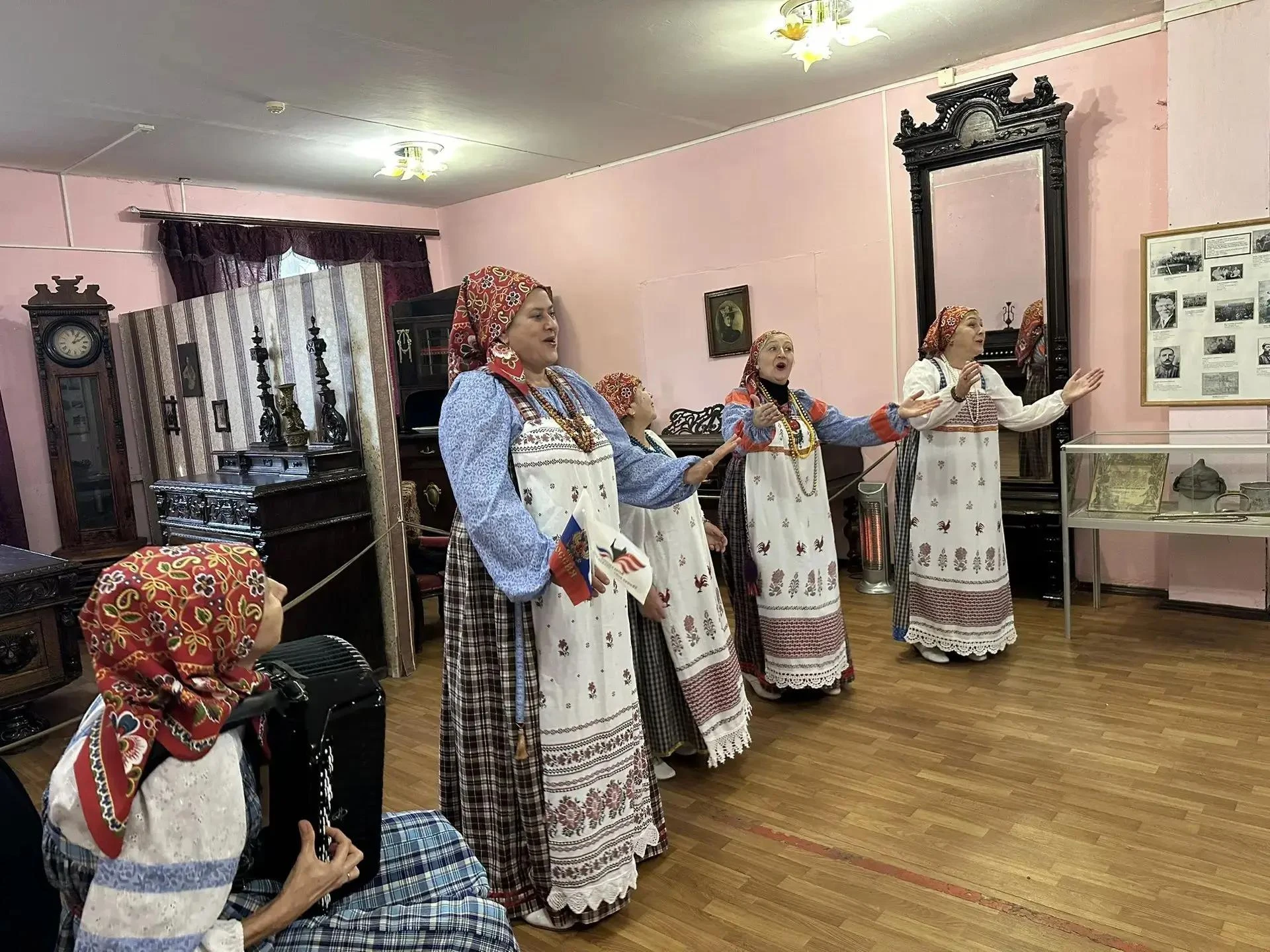 Сегодня в стенах музея города Калининск прошёл проект «Точки соприкосновения», объедини...