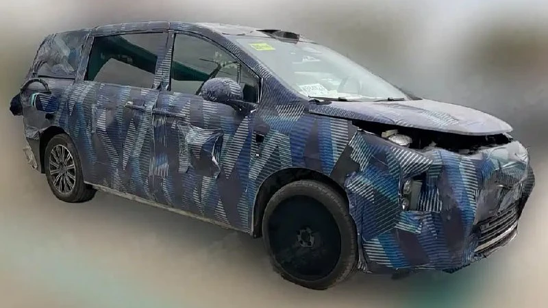 Минивэн BYD для линейки Ocean заметили в Китае во время зарядки на одной из флэш-зарядн...