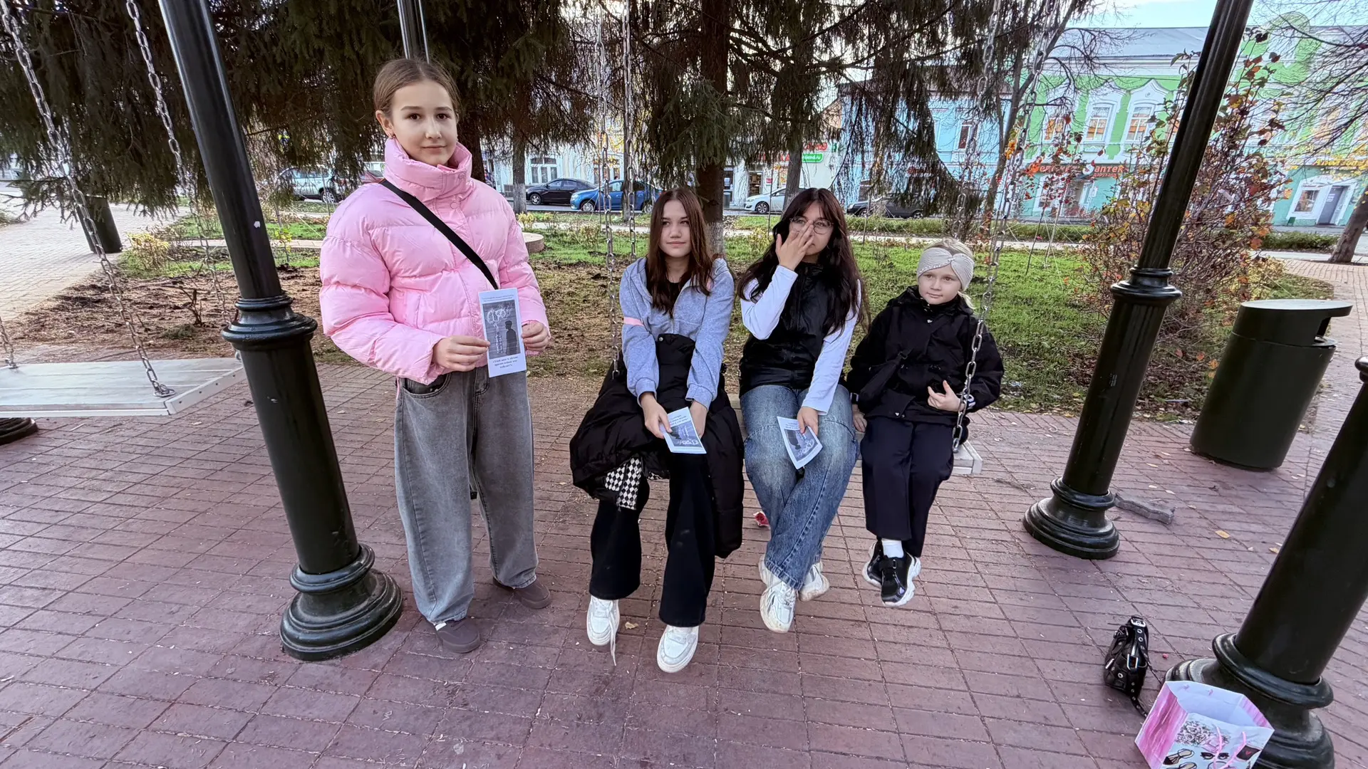 Специалисты по социальной работе отделения социальной помощи семье и детям продолжают а...