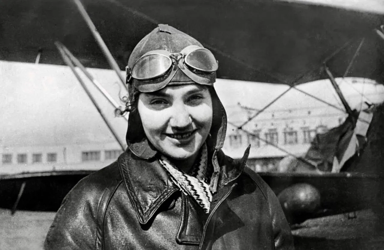15 октября 1937 года Валентина Степановна Гризодубова в качестве лётчика и Екатерина Сл...