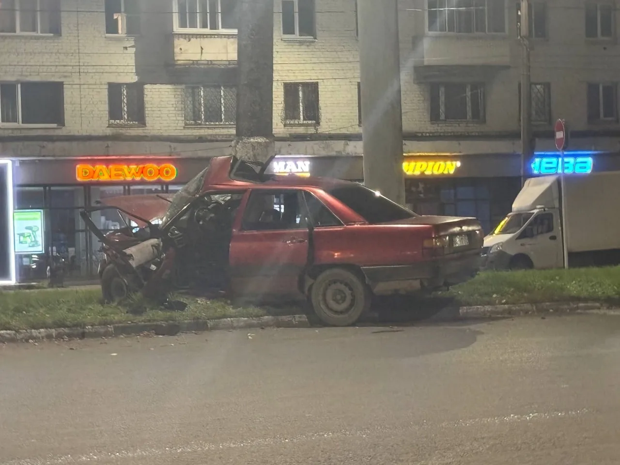 ❗️Появились подробности ночного ДТП в Твери: Audi врезалась в столб, водитель — в реани...