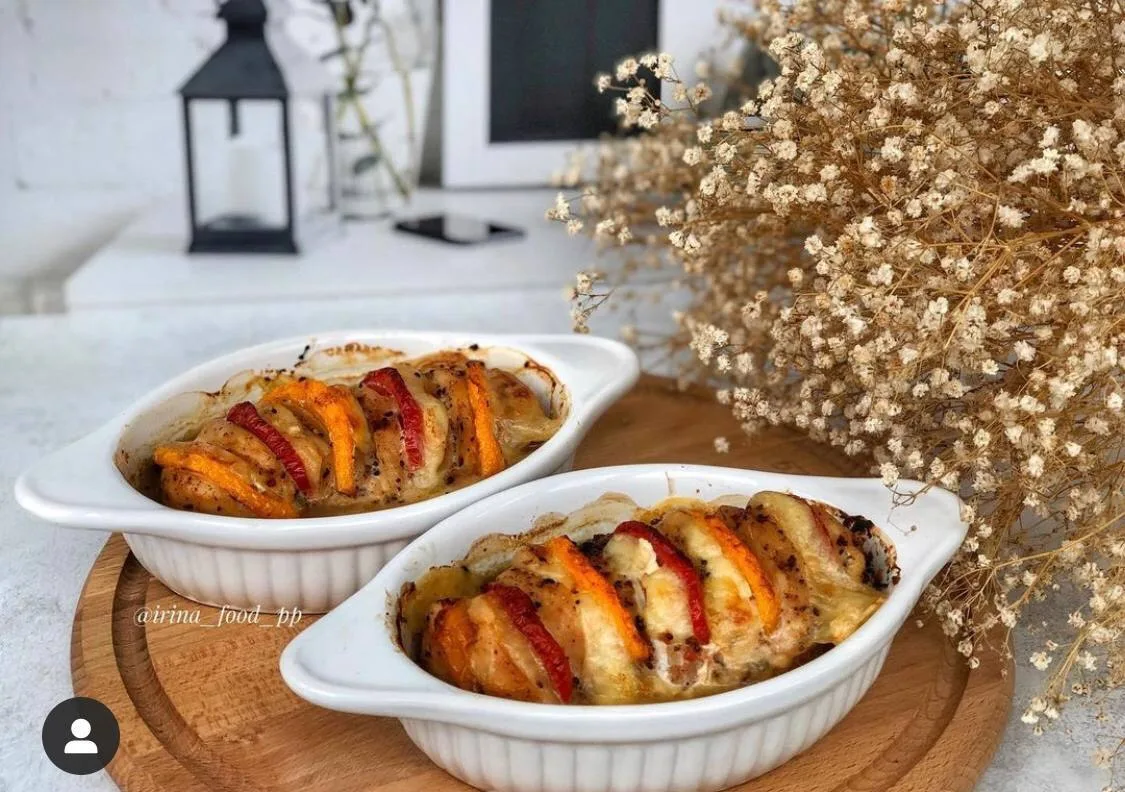 КУРИНЫЕ ЛОДОЧКИ С ПОМИДОРАМИ🍅 И МОЦАРЕЛЛОЙ🧀