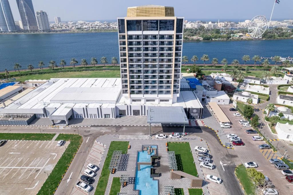 HOLIDAY INTERNATIONAL SHARJAH в центре Шарджи рядом с лагуной Халид и набережной Аль-Ма...