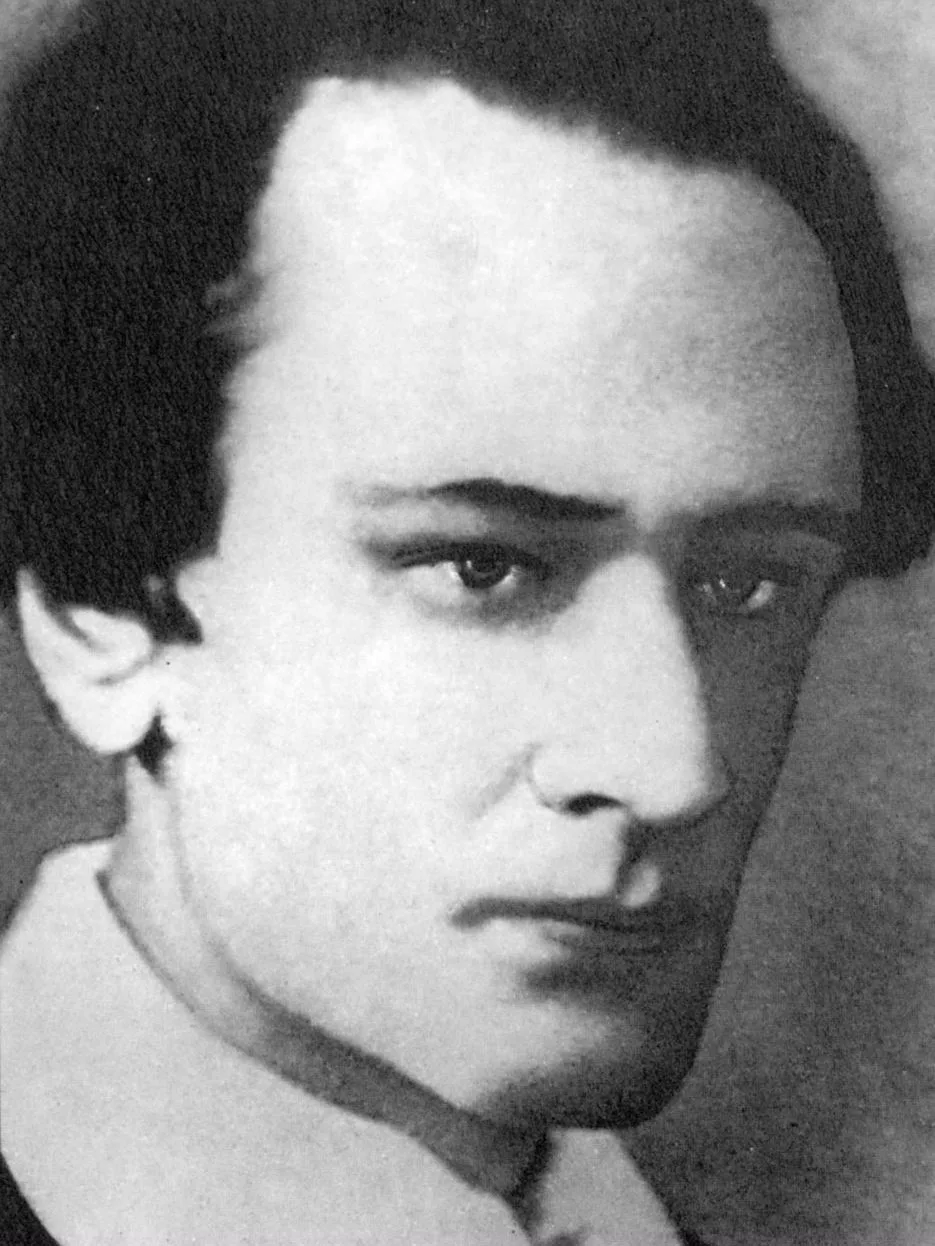 "Но понять чужое падение как падение могут только те, кому самим есть откуда падать. Те...